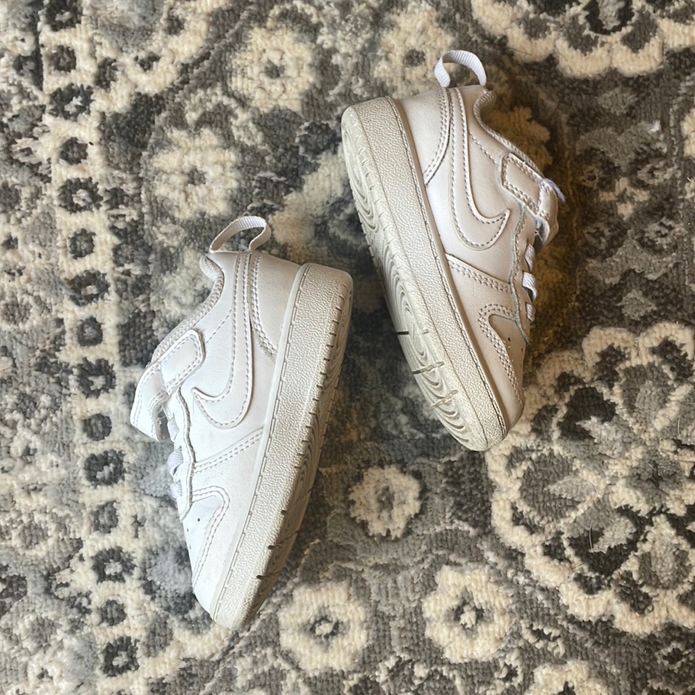NIKE toddler court borough Velcro size 6c. Play condition.